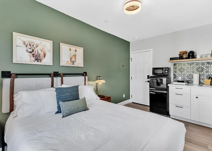 Single Bedroom - Queen Size. Heart Of Downtown Vista